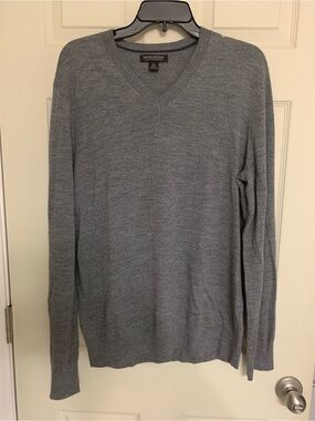 Banana Republic Men's V-Neck Sweater in Heather Gray